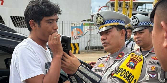 Satlantas Polresta Barelang Gelar Pengecekan Alkohol dan Ramcheck Pengemudi dalam Operasi Zebra Satlantas Polresta Barelang Gelar Pengecekan Alkohol dan Ramcheck Pengemudi dalam Operasi Zebra