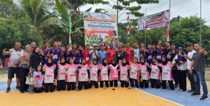 Penonton Terhibur dengan Penampilan Tim Leganda Amor Batam di Turnamen Bola Voli KBK Cup