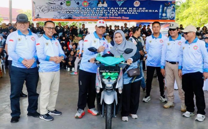 Sekda Firmansyah Ikut Semarakan Senam HUT PGRI 2025 bersama Guru