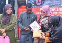 Wabup Bintan Deby Maryanti Serahkan Bantuan Rp 49,9 Juta ke Korban Bencana di Desa Pengudang Wakil Bupati Bintan Deby Maryanti