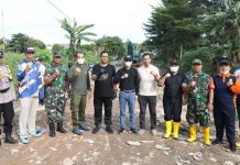 Wali Kota Batam Amsakar Turun Tangan Bersihkan Sampah di Seibeduk Wali Kota Batam Amsakar Turun Tangan Bersihkan Sampah