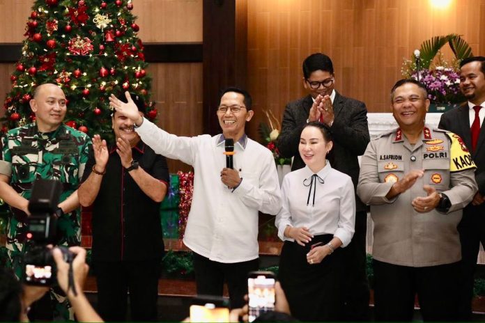 Amsakar-Li Claudia Bersama Aparat Tinjau Gereja saat Malam Natal di Batam Amsakar-Li Claudia Bersama Aparat Tinjau Gereja saat Malam Natal di Batam
