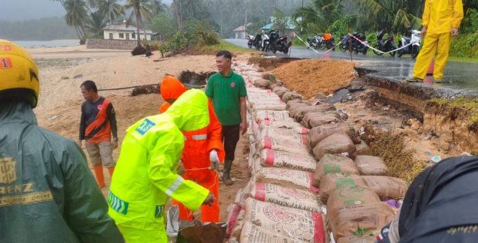 Bhabinkamtibmas Polsek Jemaja dan Warga Goro Atasi Kerusakan Jalan Akibat Abrasi