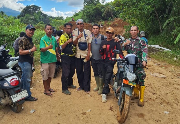 IMG-20251202-WA0037 Anggota DPRD Pasaman Barat Rommy Candra Tinjau Langsung Jalan Longsor di Talamau