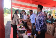 Anggota DPRD Pasbar dampingi Anggota DPR RI Cindy Monica Menyerahkan bantuan Alsintan dan benih Jagung