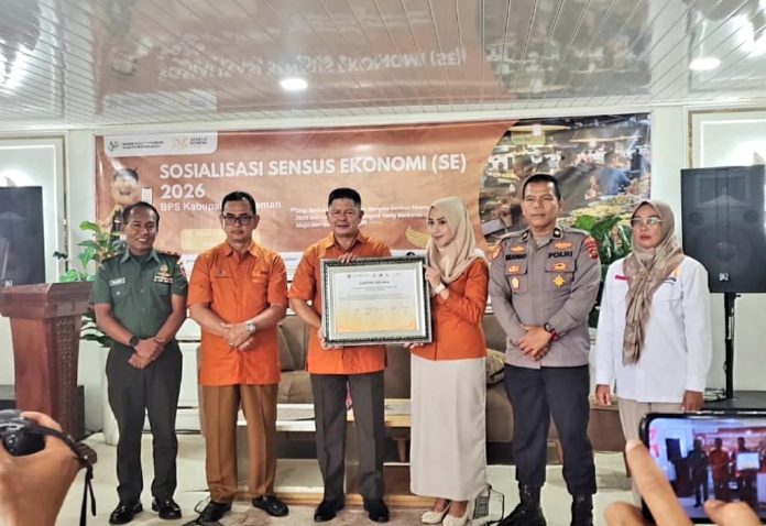 Teks Foto;KOMITMEN BERSAMA Bupati Pasaman Welly Suhery dan Wakil Bupati Pasaman H. Parulian bersama Kepala BPS Pasaman Nita Andriani saat acara sosialisasi Sensus Ekonomi 2026 di Meeting Room, Ambun Water Park, Lubuk Sikaping, (2/12/2025)