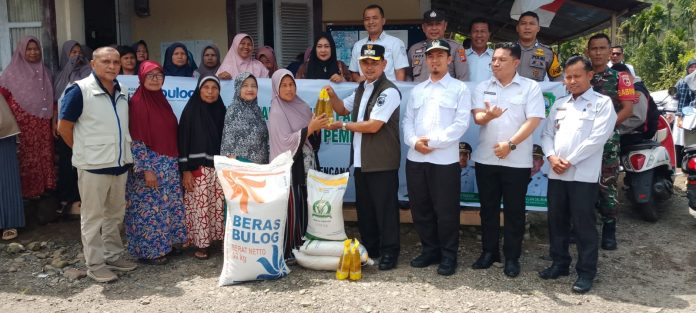 Wabup Parulian Salurkan Bantuan Pangan Untuk Warga Terdampak Banjir dan Lo ngsor di kecamatan Bonjol Selasa (03/12/2025)