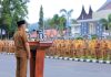 Pimpin Apel Organik, Bupati Welly Suhery: Tidak Sungguh-sungguh dalam Bekerja, Silakan mundur Teks foto: Bupati Pasaman Welly Suhery saat memberi arahan tegas kepada ASN saat Apal Gabungan, Senin (8/12/2025) di halaman Kantor Bupati Pasaman