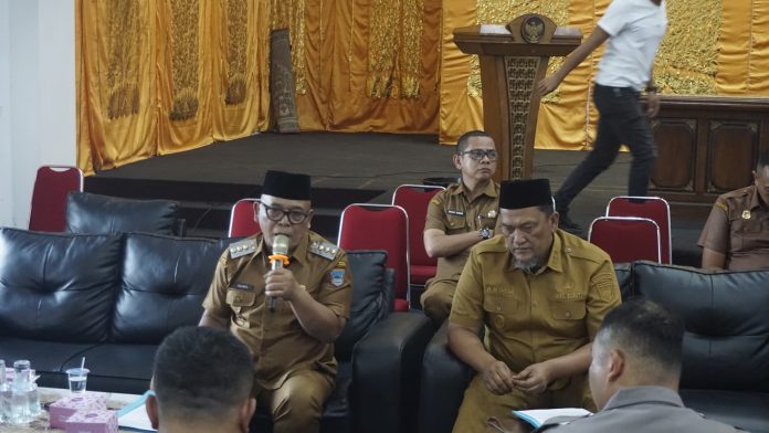 IMG-20251208-WA0051 Bupati Yulianto bersama Wabup M.Ihpan saat mengumumkan perpanjangan masa darurat bencana Senin 08/12/2025