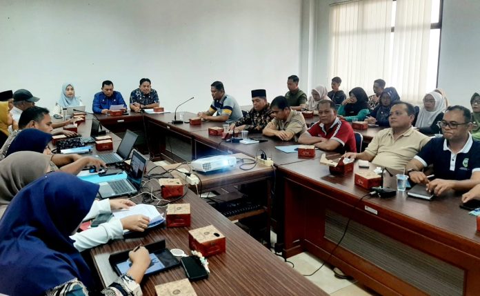 IMG-20251211-WA0014 Teks Foto; FORUM SATU DATA; _Sekretaris Daerah Kabupaten Pasaman Yudesri Bersama Kepala Bappeda Pasaman Choiruddin Batubara dan Kepala BPS Pasaman Nita Andriani bersama kepala OPD di acara Forum Satu Data Indonesia, Aula Bappeda Kabupaten Pasaman, Kamis (11/12/2025)