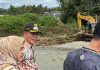 Bupati Pasaman Turunkan Alat Berat Bantu Selamatkan 150 KK dari Ancaman Sungai Batang Pakau Teks foto GERAK CEPAT: _Bupati Pasaman Welly Suhery saat meninjau alat berat bekerja di Batang Pakau, Lubuk Sikaping, Kamis (11/12/2025)