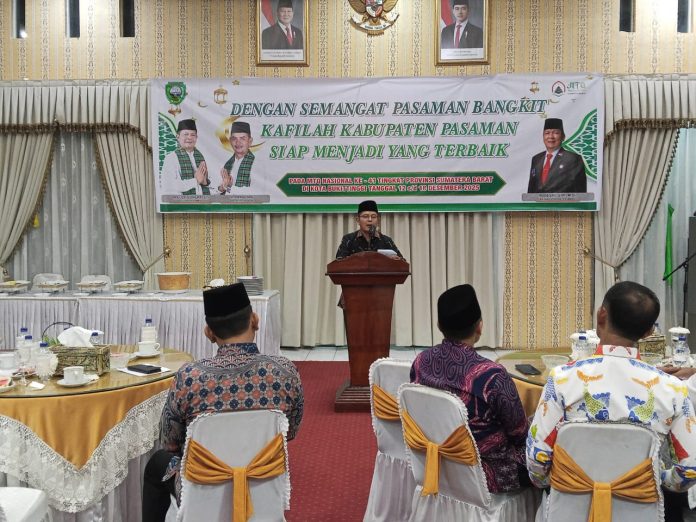 IMG-20251214-WA0021 Teks foto: BERI SEMANGAT: _Bupati Pasaman Welly Suhery saat memberi sambutan dalam kegiatan pelepasan kafilah MTQ Pasaman untuk bertanding di MTQ tingkat Sumbar di Bukittinggi