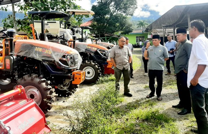 IMG-20251214-WA0023 Teks Foto: BANTUAN ALSINTAN DATANG; _Bupati Pasaman Welly Suhery didampingi Kepala Dinas Pertanian Prasetyo meninjau bantuan alat dan mesin pertanian di Lapangan Parkir Distan, Lubuksikaping, Jum'at (12/12/2025).