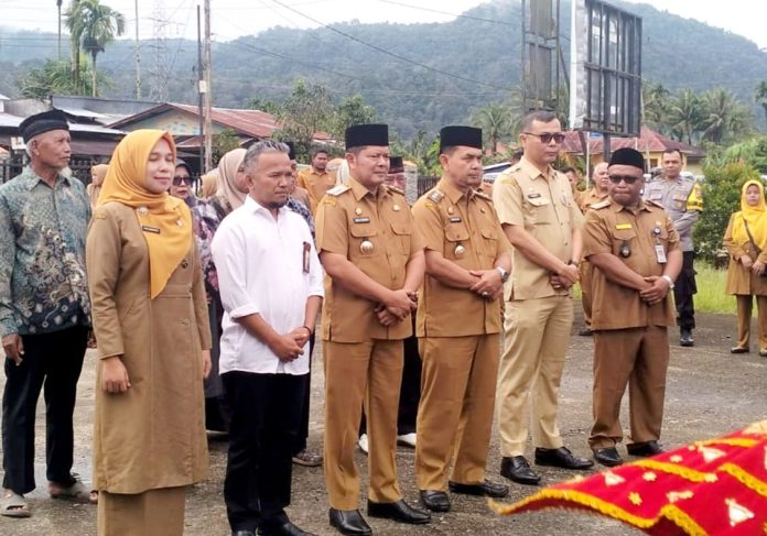 Teks Foto:Bupati Pasaman Welly Suhery dan Wakil Bupati Pasaman H. Parulian bersama Kepala Perwakilan Ombudsman RI Sumbar Adel Wahidi dan Asisten I Teddy Martha, Kabag Organisasi dan Walinagari saat Launcing Nagari Anti Maladministrasi, Durian Tinggi, Lubuksikaping, Pasaman, Senin (15/12/2025)