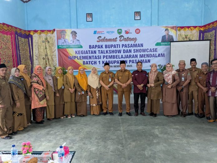 Keterangan Foto: Bupati Pasaman Saat pembukaan Talkshow Pembelajaran Mendalam Selasa 16/12