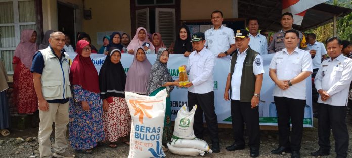 Keterangan Foto:Wabup Parulian bersama ketua DPRD Pasaman salurkan bantuan korban banjir dan longsor Selasa (03/12)