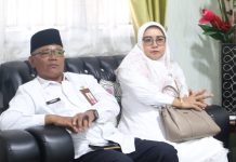 Kepala Kantor Kemenag Pasaman,Yasril: KUA Hadir Untuk Masyarakat Bekerja Selama 24 Jam Foto:Kepala Kakankemenag Yasril, Bersama istrinya Ny. Irma Yasril (14/12)