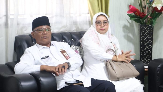 IMG-20251222-WA0003 Foto:Kepala Kakankemenag Yasril, Bersama istrinya Ny. Irma Yasril (14/12)