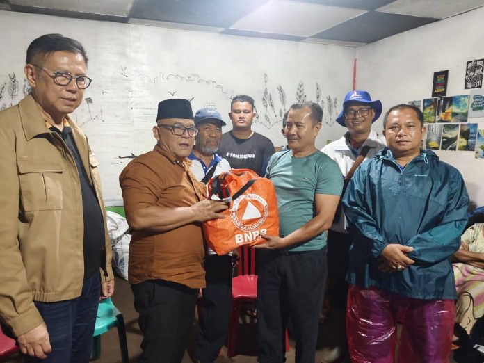 IMG-20251226-WA0005 Foto: Bupati Yulianto bersama Anggota DPR RI Ir.H.Mulyadi serahkan bantuan kepada warga terdampak bencana di Talu dan Ranah Pasisie kamis (25/12)