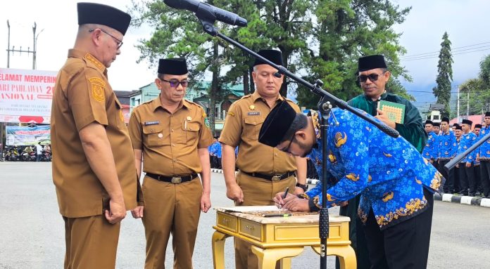 Teks Foto:PELANTIKAN PPPK PARUH WAKTU Bupati Pasaman Welly Suhery melantik 1.862 PPPK Paruh Waktu di Halaman Kantor Bupati Pasaman, Lubuk Sikaping, Selasa (30/12/2025)