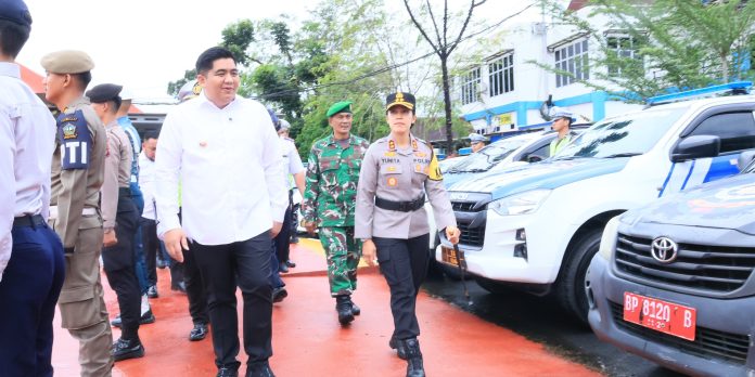 Bupati Bintan Pimpin Apel Gelar Pasukan Operasi Lilin Seligi 2025 di Polres Bintan