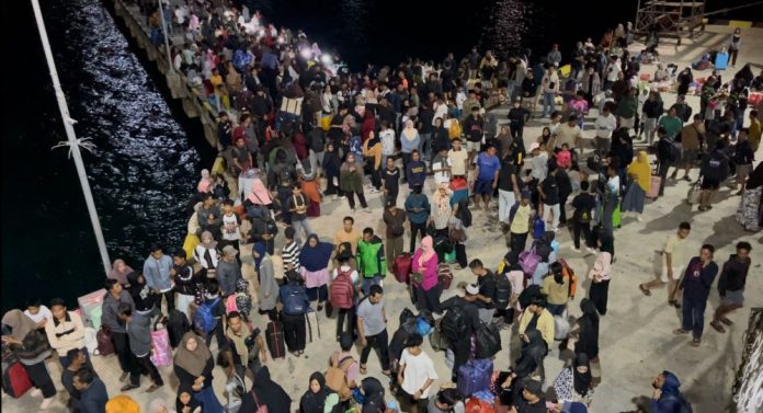 KM Bukit Raya Jadi Primadona Warga Anambas di Tengah Cuaca Ekstrem 2025