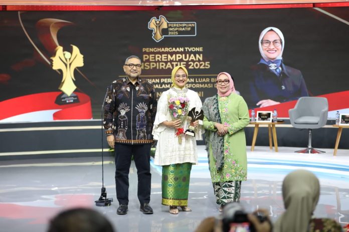 Momentum Hari Ibu, Dirut Telkom Dian Siswarini Terima Penghargaan Wonder Mom Awards 2025