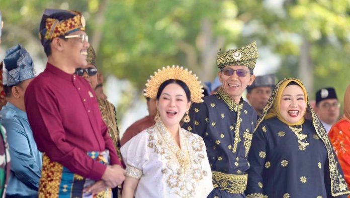 Pakaian Adat Nusantara Warnai Pawai Budaya di Engku Putri