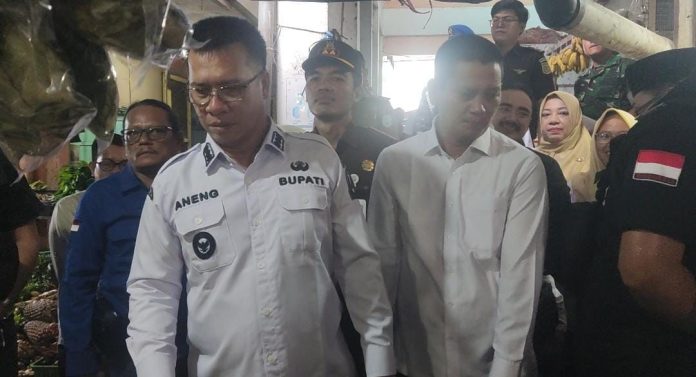 Pastikan Stok Aman Jelang Nataru, Bupati Aneng Tinjau Harga Sembako di Pasar Tarempa Pastikan Stok Aman Jelang Nataru, Bupati Aneng Tinjau Harga Sembako di Pasar Tarempa