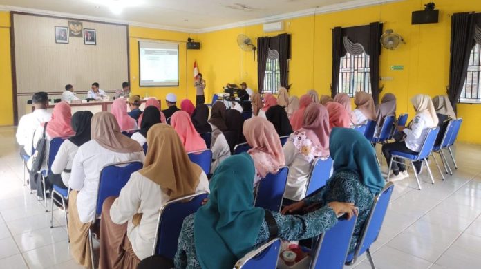 Polsubsektor Bintan Pesisir Sosialisasi Antisipasi Banjir Rob Kepada Masyarakat Kelong