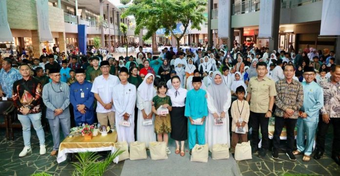 Sambil Serahkan Bantuan, Li Claudia Dengarkan Curahan Hati Anak Yatim