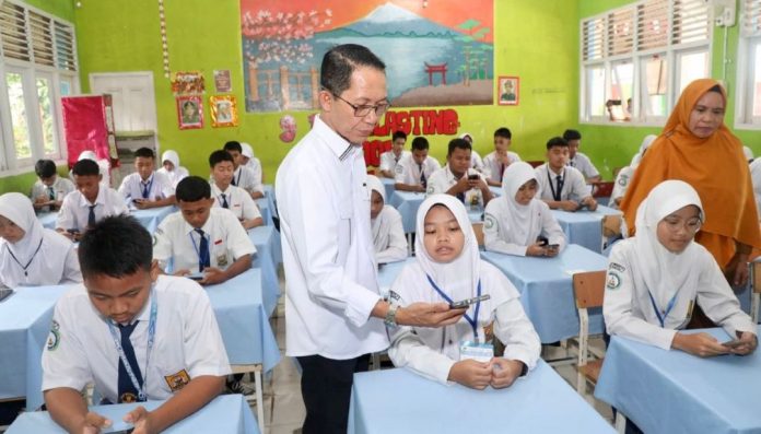 Serentak 133 Sekolah, Amsakar Tinjau SAS Online Perdana di SMP 12 Batam Serentak 133 Sekolah, Amsakar Tinjau SAS Online Perdana di SMP 12 Batam