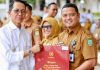 Apel Perdana Tahun 2026, Amsakar Berikan Penghargaan ke ASN Berprestasi Berakhlak dan Terdisiplin Apel Perdana Tahun 2026, Amsakar Berikan Penghargaan ke ASN Berprestasi Berakhlak dan Terdisiplin