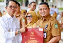 Apel Perdana Tahun 2026, Amsakar Berikan Penghargaan ke ASN Berprestasi Berakhlak dan Terdisiplin Apel Perdana Tahun 2026, Amsakar Berikan Penghargaan ke ASN Berprestasi Berakhlak dan Terdisiplin