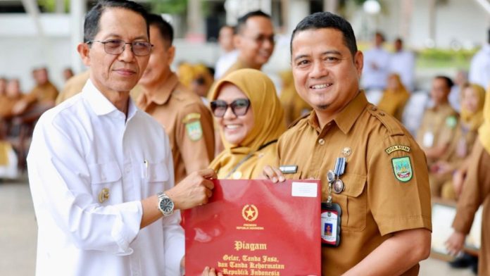 Apel Perdana Tahun 2026, Amsakar Berikan Penghargaan ke ASN Berprestasi Berakhlak dan Terdisiplin