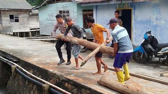 Bhabinkamtibmas Jemaja Bantu Perbaiki Rumah Warga di Desa Genting Pulur Bhabinkamtibmas Jemaja Bantu Perbaiki Rumah Warga di Desa Genting Pulur