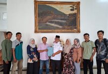 Angin segar bagi Guru Honorer FGPPNS Pasaman Barat Bupati Yulianto Siap Perjuangkan PPPK Paruh Waktu Foto: Bupati Pasaman Barat Yulianto bersama sejumlah perwakilan guru honorer dan tenaga kependidikan Rabu (31/12)