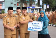 Pimpin Apel Perdana Awal Tahun 2026, Bupati Pasaman Welly Suhery: ASN Kerja Setengah Hati, Akan dievaluasi TEKS foto: _Bupati Pasaman Welly Suhery saat memimpin Apel Organik Pemkab Pasaman, Senin (5/1/2026)