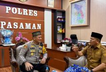 Pelaku Penganiayaan Nenek Saudah berhasil Ditangkap, Bupati Apresiasi Gerak Cepat Polres Pasaman FOTO APRESIASI:Bupati Pasaman, Welly Suhery saat diskusi dengan Kapolres Pasaman, AKBP Muhammad Agus Hidayat, di ruang kerja Kapolres, Selasa (6/1/2026). Kunjungan dilakukan usai penangkapan pelaku penganiayaan terhadap Nenek Saudah, 67.
