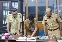 Sempat Kosong Jabatan Definitif Beberapa Lama, Kadiskominfo Pasaman Definitif kini dipimpin Fatrizon Teks Foto; *PISAH SAMBUT*; _Kepala Dinas Komunikasi dan Informatika (Diskominfo) yang Baru Fatrizon, serah terima jabatan dengan Kadis Kominfo Lama Teddy Marta didampingi Sekretaris Dinas Kominfo di Ruang Diskominfo Pasaman, Senin (12/01/2026).