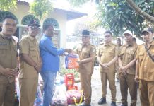 Bupati Yulianto Serahkan Bantuan Logistik Kepada Korban Kebakaran rumah di Kecamatan Lembah Melintang Bupati Yulianto Bersama OPD terkait serahkan bantuan kepada korban kebakaran di Lembah Melintang Senin (12/1)