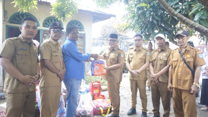 Bupati Yulianto Bersama OPD terkait serahkan bantuan kepada korban kebakaran di Lembah Melintang Senin (12/1)