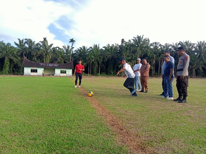 Kadisparbud Pasaman Aprialdi Said membuka turnamen sepakbola liga 1 tingkat kecamatan tigo nagari Selasa (13/1)