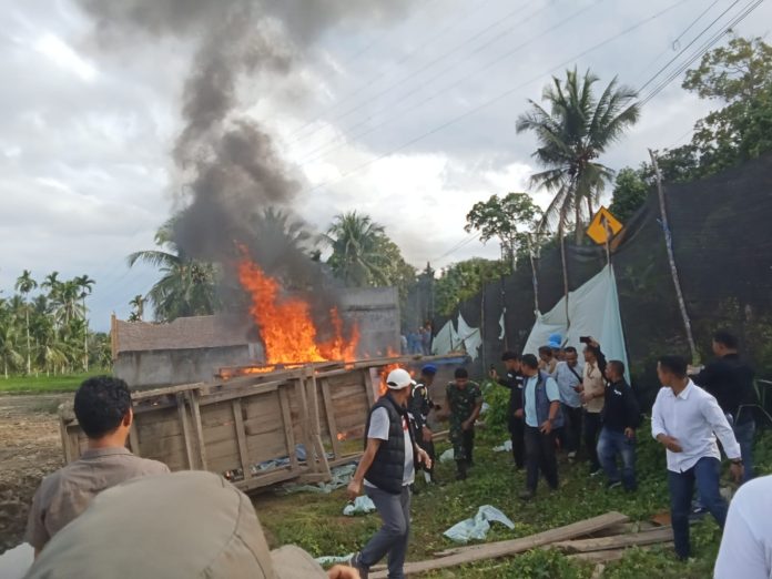 Tim Terpadu Provinsi Sumbar Musnahkan Barang Temuan dilokasi Tambang, Rao, Kamis (15/1)