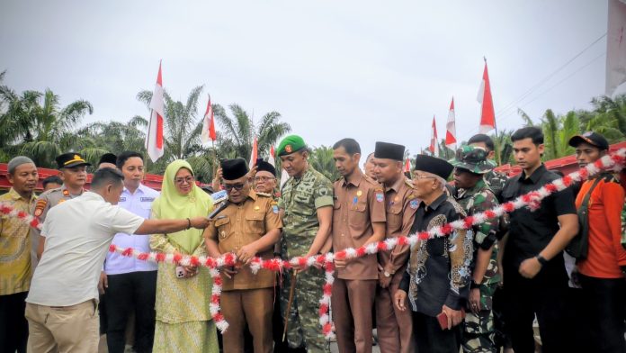 Bupati Yulianto Didampingi Anggota DPRD Pasbar Resmikan Jembatan Bailey di Nagari Koto Gadang Senin (19/1)