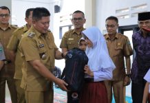 Pastikan Hak Belajar Anak Terpenuhi, Bupati Welly Serahkan Bantuan Sekolah untuk SD 12 Koto Kaciak Bupati Welly Suhery bersama Kadisdik Pasaman bagikan perlengkapan sekolah Senin (19/1)