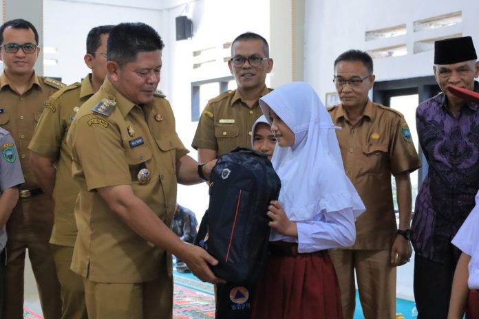 Bupati Welly Suhery bersama Kadisdik Pasaman bagikan perlengkapan sekolah Senin (19/1)