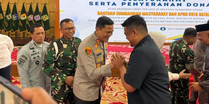 Kapolresta Barelang Dampingi Wali Kota Batam Serahkan Bantuan Kemanusiaan Korban Bencana di Sumut