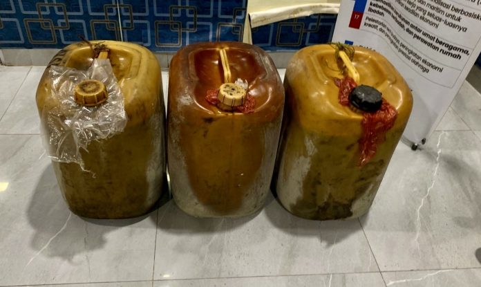 Beberapa jerigen solar yang diduga dicuri oleh pelaku