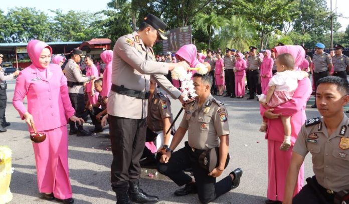 Kapolresta Kombes Pol Anggoro Wicaksono Pimpin Upacara Kenaikan Pangkat 127 Personel Kapolresta Kombes Pol Anggoro Wicaksono Pimpin Upacara Kenaikan Pangkat 127 Personel